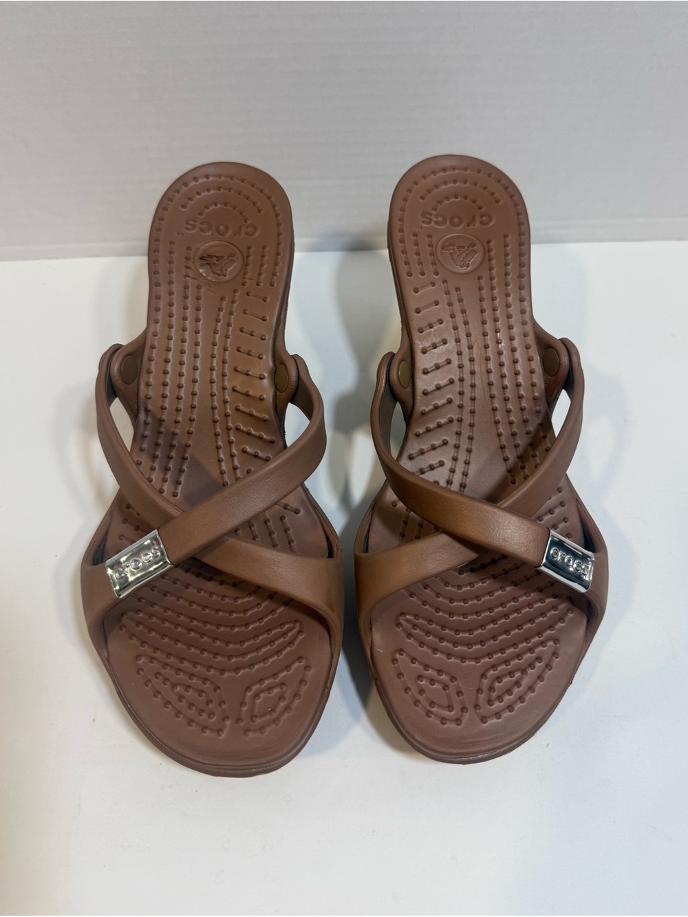 Crocs Womens W8 Brown Wedge Sandals Criss Cross Straps Slip On Comfort Heels - Picture 2 of 8